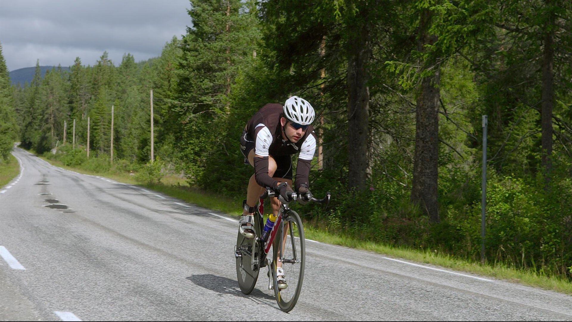 游泳接力比赛团队配合出色